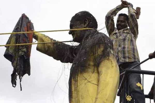 ராஜீவ் காந்தி சிலையை கம்யூனிஸ்ட்டுகள் உடைத்ததாக பரவும் வதந்தி.