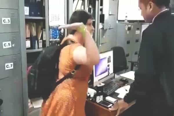 இந்தோனேசியாவில் விமான நிலைய அதிகாரியை அடித்தது இந்திய பெண்ணா ?