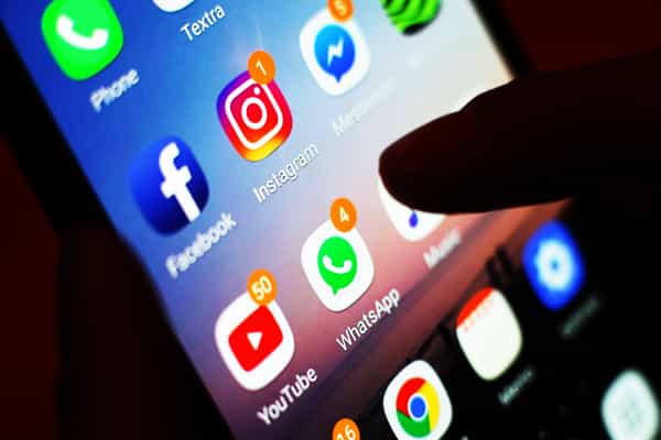 அதிகாரிகளின் தவறைச் சுட்டிக்காட்டுவது தவறில்லை : உச்ச நீதிமன்றம்.