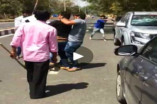 கார் பார்க்கிங்காக முஸ்லீம் ஒருவரை தாக்கியதாக வாட்ஸ் ஆஃப் வதந்தி !