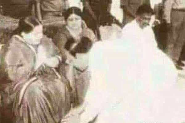 ஜெயலலிதா காலில் ப.சிதம்பரம் விழுந்ததாக கூறும் படம் உண்மையா?