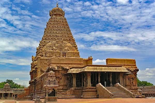 தஞ்சைப் பெரியக் கோவில் கோபுரத்தின் நிழல் தென்படாதா ?