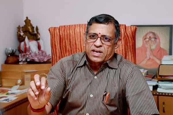 ஆடிட்டர் குருமூர்த்தி ஆர்வமாய் பதிவிட்ட புரளிகளின் தொகுப்பு !