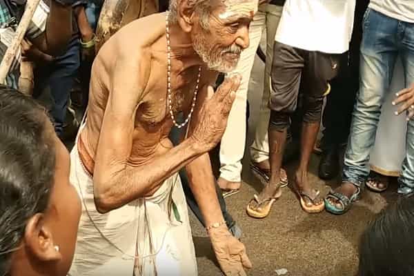 இந்து பெரியவரை மிரட்டி பெரியாரை வணங்க வைத்தனரா ?