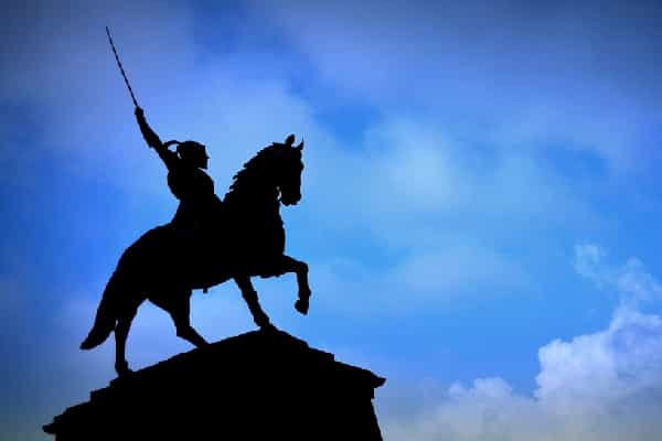 வீரர்கள் இருக்கும் குதிரை சிலையின் நிலைகளில் மரபு உள்ளதா ?