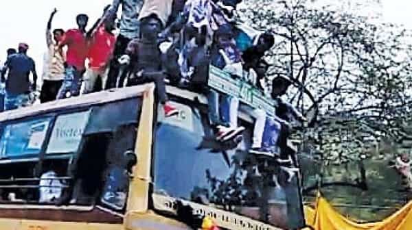 கல்லூரி முதல் நாளில் பேருந்தில் மாணவர்களின் அட்டூழியங்கள் !