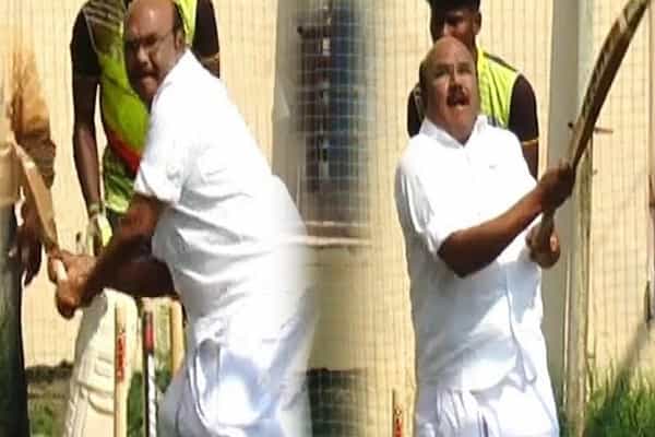 நான் விளையாடி இருந்தால் இந்தியா வென்று இருக்கும்-அமைச்சர் ஜெயக்குமார் !