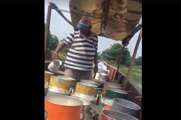 படகில் உள்ள பால் கேன்களில் ஆற்றின் நீரை கலக்கும் மனிதர் | இந்தியாவில் நிகழ்ந்ததா ?