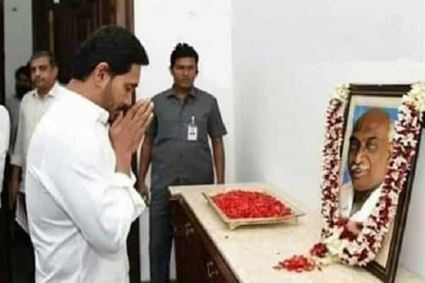 காமராஜர் புகைப்படத்திற்கு ஜெகன் மோகன் மரியாதை செலுத்தினாரா ? | வைரல் புகைப்படம் !