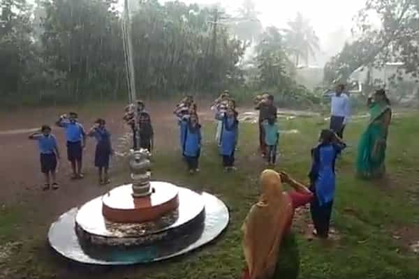 அடைமழையிலும் தேசிய கீதம் பாடிய குழந்தைகள் | மனதை நெகிழ வைத்த செயல்.