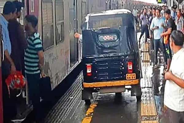 கர்ப்பிணி பெண்ணிற்காக நடைபாதையில் ஆட்டோ ஓட்டியவர் கைது | ஏன் ?