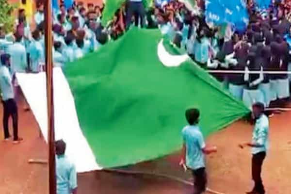கேரள கல்லூரியில் பாகிஸ்தான் கொடியை ஏற்றினார்களா ? ஊடக செய்தியால் பரபரப்பு.