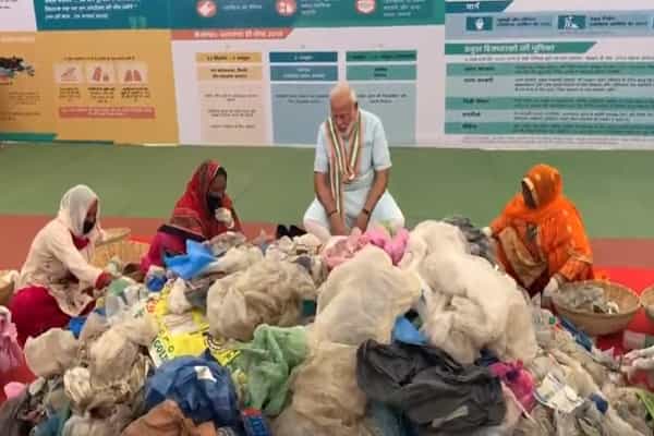ஏசி அறையில் குப்பைகளா ?| வைரலாக்கப்படும் பிரதமர் மோடியின் வீடியோ !