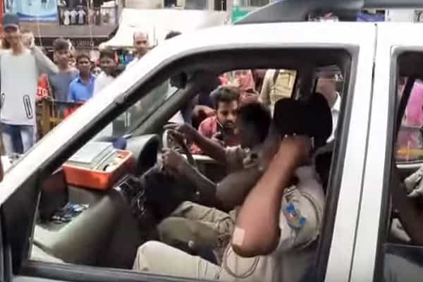 சீட் பெல்ட் அணியாத காவலர் வாகனத்தைப் பிடித்த மக்கள்| சட்டம் அனைவருக்கும் சமம் !