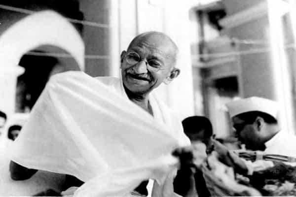 " காந்தி எப்படி தற்கொலை செய்து கொண்டார் " - குஜராத் பள்ளித் தேர்வில் கேள்வி !