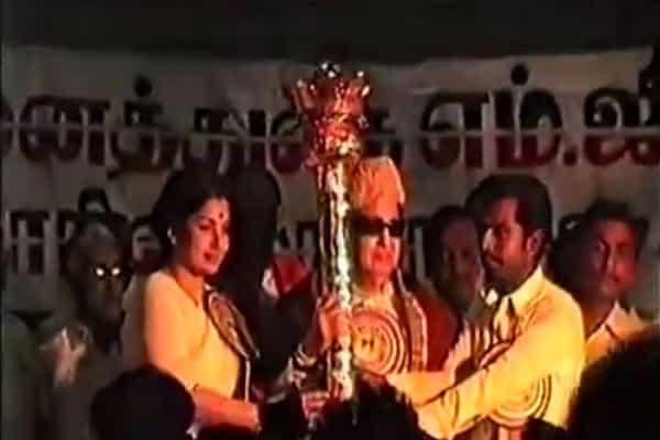 எம்.ஜி.யார் கையால் செங்கோலை வாங்கியது எடப்பாடி பழனிச்சாமியா ?