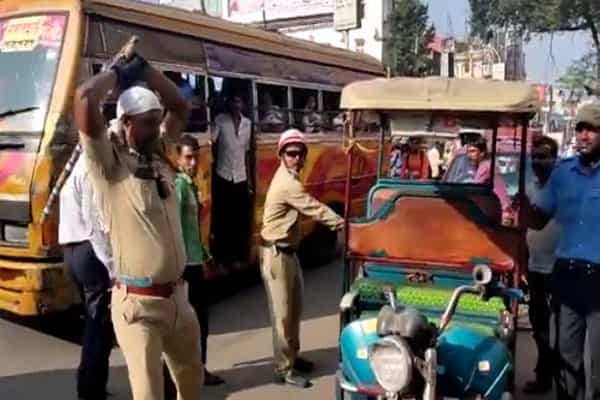 வாகனத்தை சேதப்படுத்தும் காவல்துறையின் வைரல் வீடியோ| எங்கு நடந்தது ?