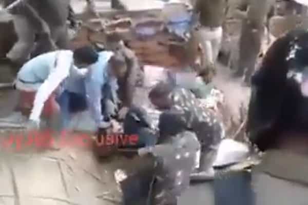 NRC-யில் பெயரில்லை என அசாம் மக்கள் வெளியேற்றப்படும் காட்சி உண்மையா ?