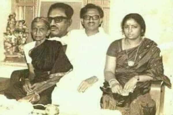 க.அன்பழகன் தன் இரண்டு மனைவிகளுடன் இருக்கும் புகைப்படமா ?| உண்மை என்ன ?