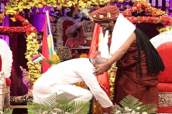 நித்தியானந்தா காலில் விழுவது அமித்ஷாவா ?| உண்மை என்ன?