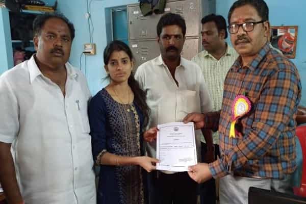 உள்ளாட்சித் தேர்தலில் வெற்றிப் பெற்ற கல்லூரி மாணவியின் பின்புலம்.