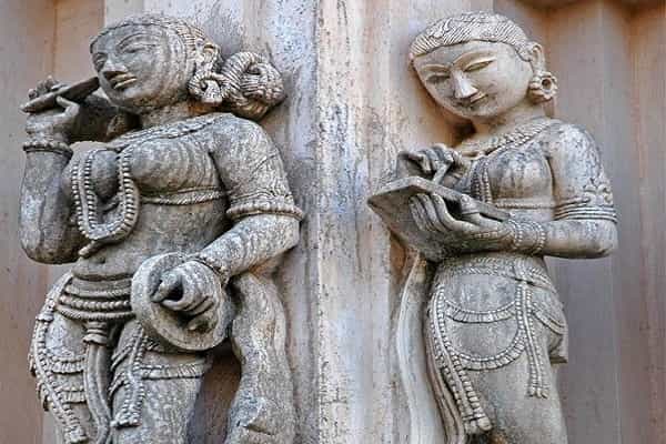 தமிழர்கள் 1000 ஆண்டுகளுக்கு முன்பே செல்போன் பேசும் பெண் சிற்பத்தை செதுக்கினார்களா ?