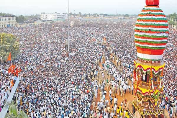 கர்நாடகாவில் ஆயிரக்கணக்கான மக்கள் தேர் இழுத்த சம்பவம்| தவறான புகைப்படத்தை வெளியிட்ட ஒன்இந்தியா.