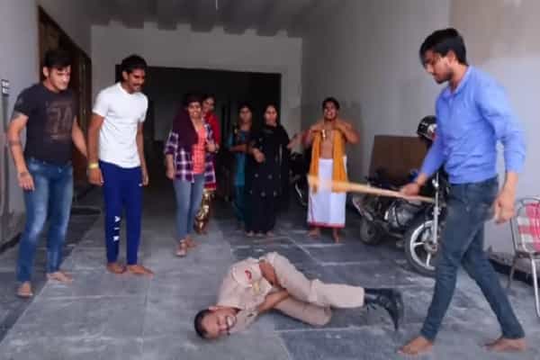 கூட்டமாக பூஜை செய்தவர்கள் காவலரை தாக்கியகாக பரவும் தவறான வீடியோ !
