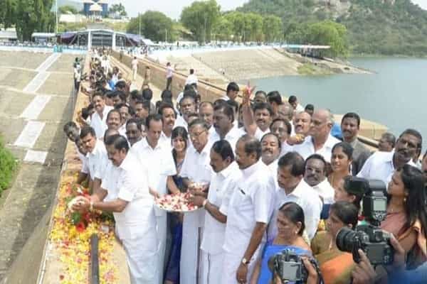 முகக்கவசம், சமூக இடைவெளி இல்லாமல் மேட்டூர் ஆணை திறப்பா ?