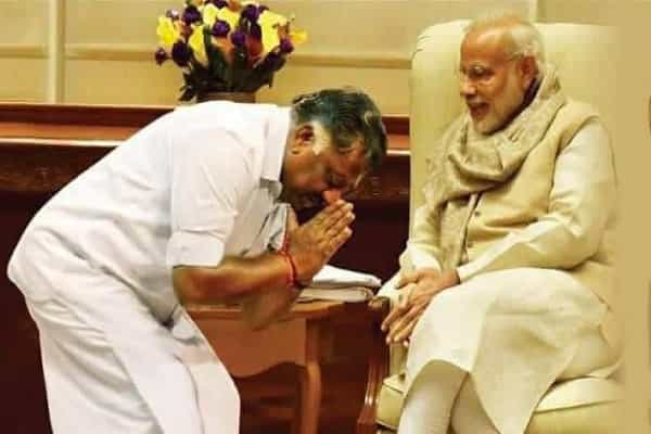 மோடியின் முன் ஓபிஎஸ் குனிந்து வணங்குவதாக பரவும் ஃபோட்டோஷாப் புகைப்படம் !