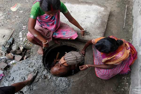 உ.பியுடன் போட்டியில் தமிழகம்!? மனிதக் கழிவுகளை அகற்றும் தொழிலாளர்கள் மரணத்தில்...