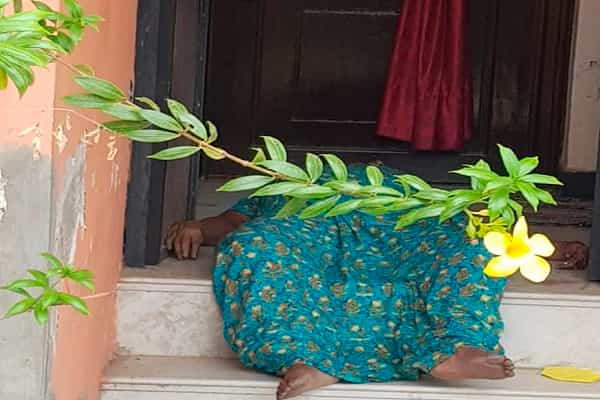 வாசலில் பிரிந்த உயிர், அருகில் வர பயந்த மக்கள் : மதுரையில் சோகம் !