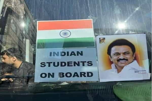 உக்ரைன் மாணவர்கள் மீட்பு பேருந்தில் எடிட் செய்யப்பட்ட மு.க.ஸ்டாலின் படம் !