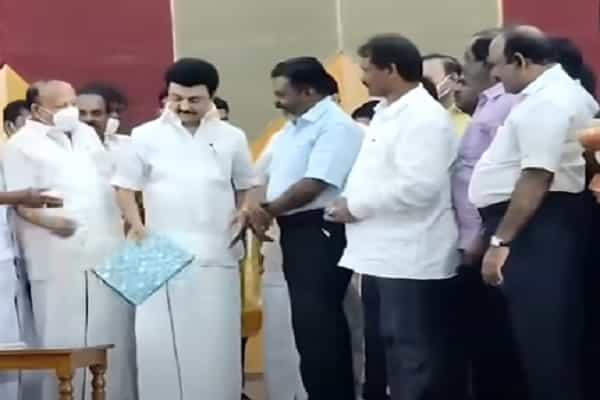 திருமாவளவன் வழங்கிய சால்வையை மு.க.ஸ்டாலின் அலட்சியப்படுத்தினாரா ?