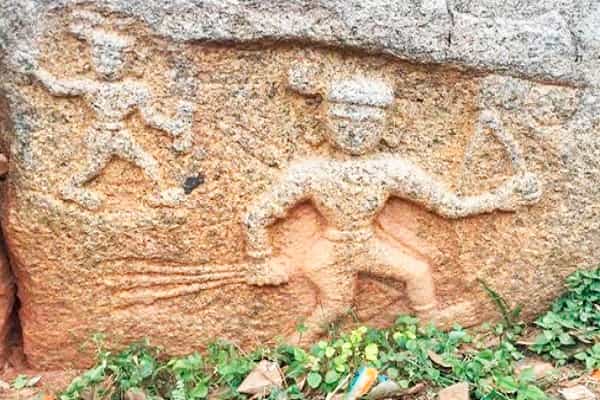தமிழகத்தில் ஒரே வில்லில் மூன்று அம்பு விடுவது போன்ற சிற்பம்.