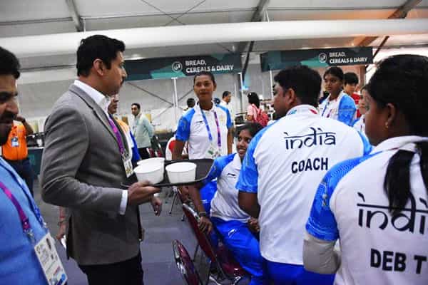 விளையாட்டுத்துறை அமைச்சர் வீரர்களுக்கு உணவு பரிமாறினாரா?