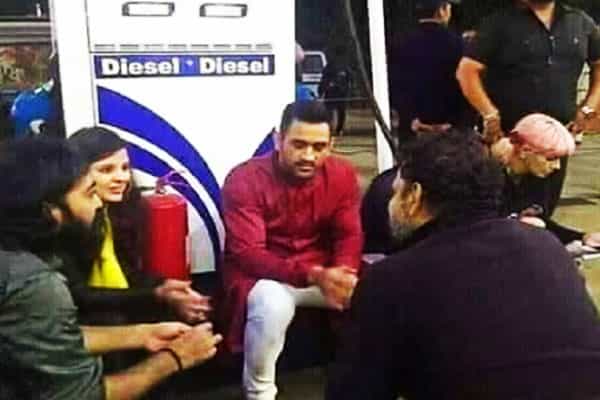 M.S தோனி பெட்ரோல் விலை உயர்விற்கு எதிராக போராடினாரா ?