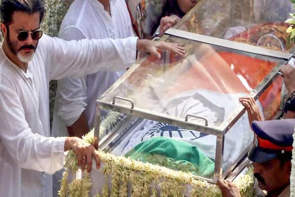 பத்மஸ்ரீ விருது வாங்கியதால் தான் ஸ்ரீ தேவிக்கு தேசிய கொடி போர்த்தப்பட்டதா ?