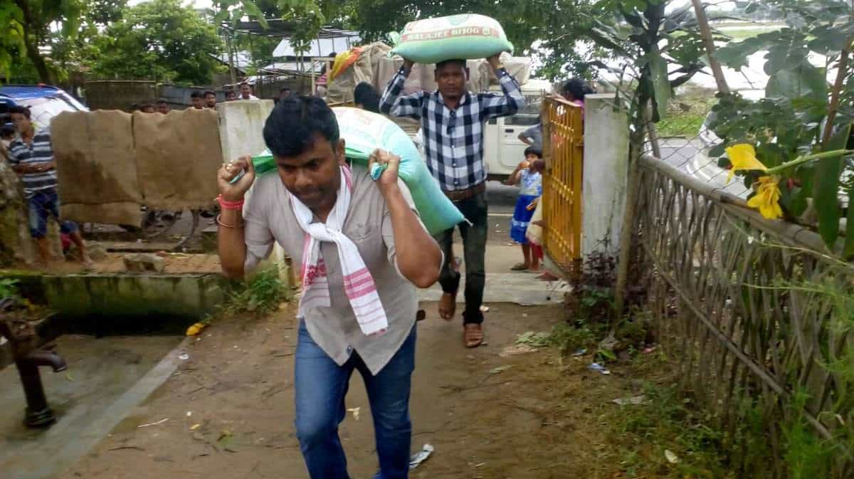 வெள்ளத்தால் பாதிக்கப்பட்ட மக்களுக்காக களமிறங்கிய எம்எல்ஏ.