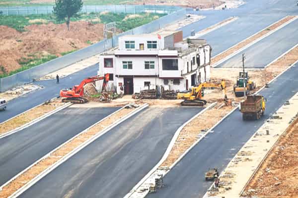 நிலம் எங்கள் உரிமை: சீனாவில் நிலம் தர மறுத்து வியப்பாக இருக்கும் காட்சிகள்!