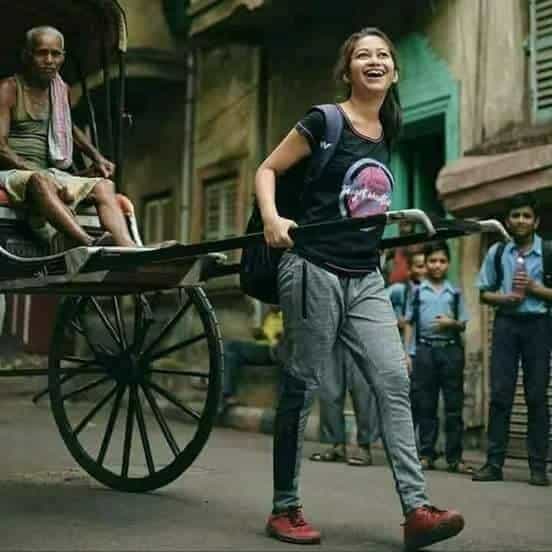 ரிக்சா ஓட்டுபவரின் மகள் ஐ.ஏ.எஸ் டாப்பரா ? வைரலாகும் புகைப்படம்.
