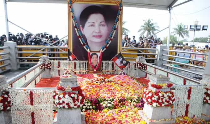 ஜெயலலிதா சமாதியின் மீது ஏறி தினகரன் அட்டூழியமா?