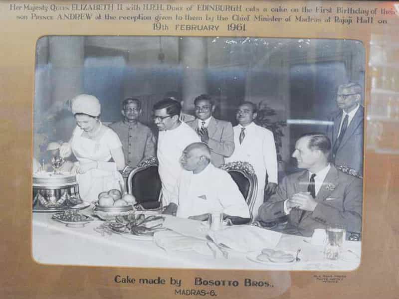 காமராஜர் அவர்களுக்கு எலிசபெத் ராணி உணவு பரிமாறினாரா ?