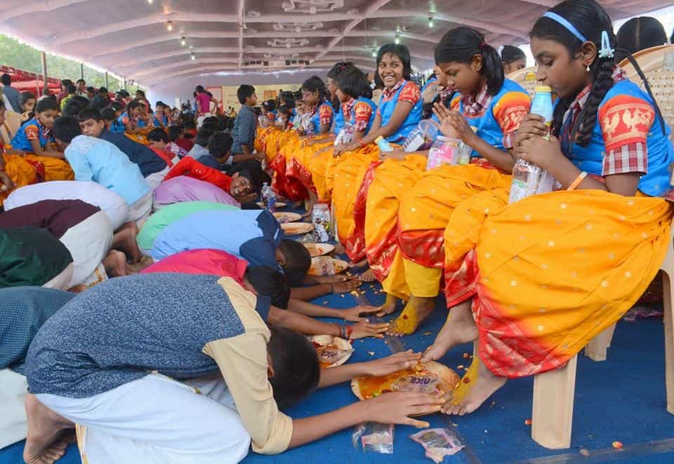 தனியார் பள்ளி மாணவர்களுக்கு அரசு பள்ளி மாணவர்கள் பாத பூஜையா ?