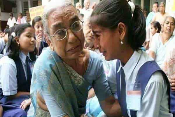 முதியோர் இல்லத்தில் எதிர்பாராமல் தன் பாட்டியை சந்தித்த சிறுமி. வைரலாகும் படங்கள்.!