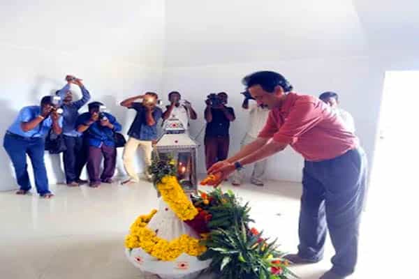 ஸ்டாலின் ஆயுதபூஜை கொண்டாடுவதாக பதிவிட்ட படம் ?