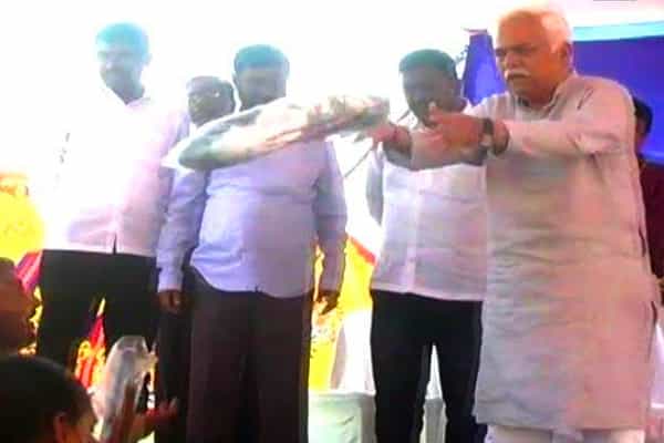 கர்நாடகா அமைச்சர் வீரர்களுக்கு பரிசுகளை தூக்கி வீசினாரா & அளித்த விளக்கம்.