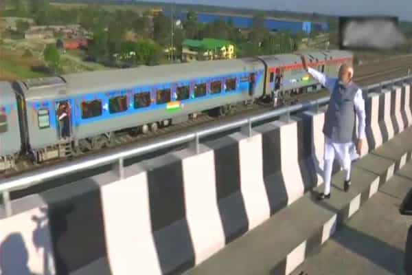 ஆளே இல்லாத கடையில் டீ ஆத்தினாரா மோடி.