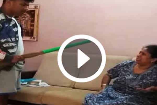 அம்மாவை துடைப்பத்தால் அடித்த 17 வயது மகன் !