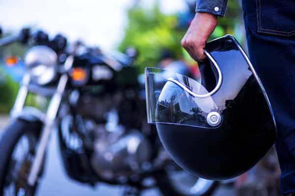 சட்டம் தெரியுமா ? வாகனம் வாங்கினால் ஹெல்மெட்கள் வழங்க வேண்டும்.